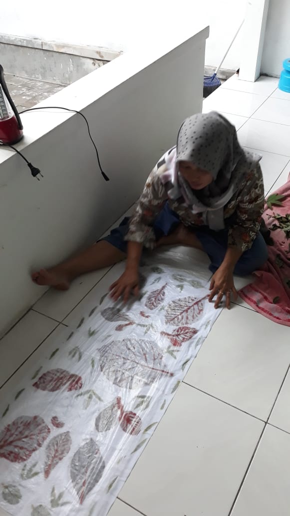 Kelompok Desa Prima Latihan Membuat Batik Ecoprint