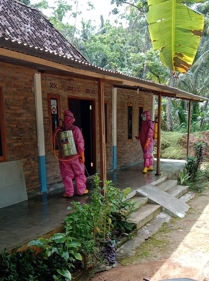 Linmas Sangkrek Lakukan Penyemprotan Desinfektan