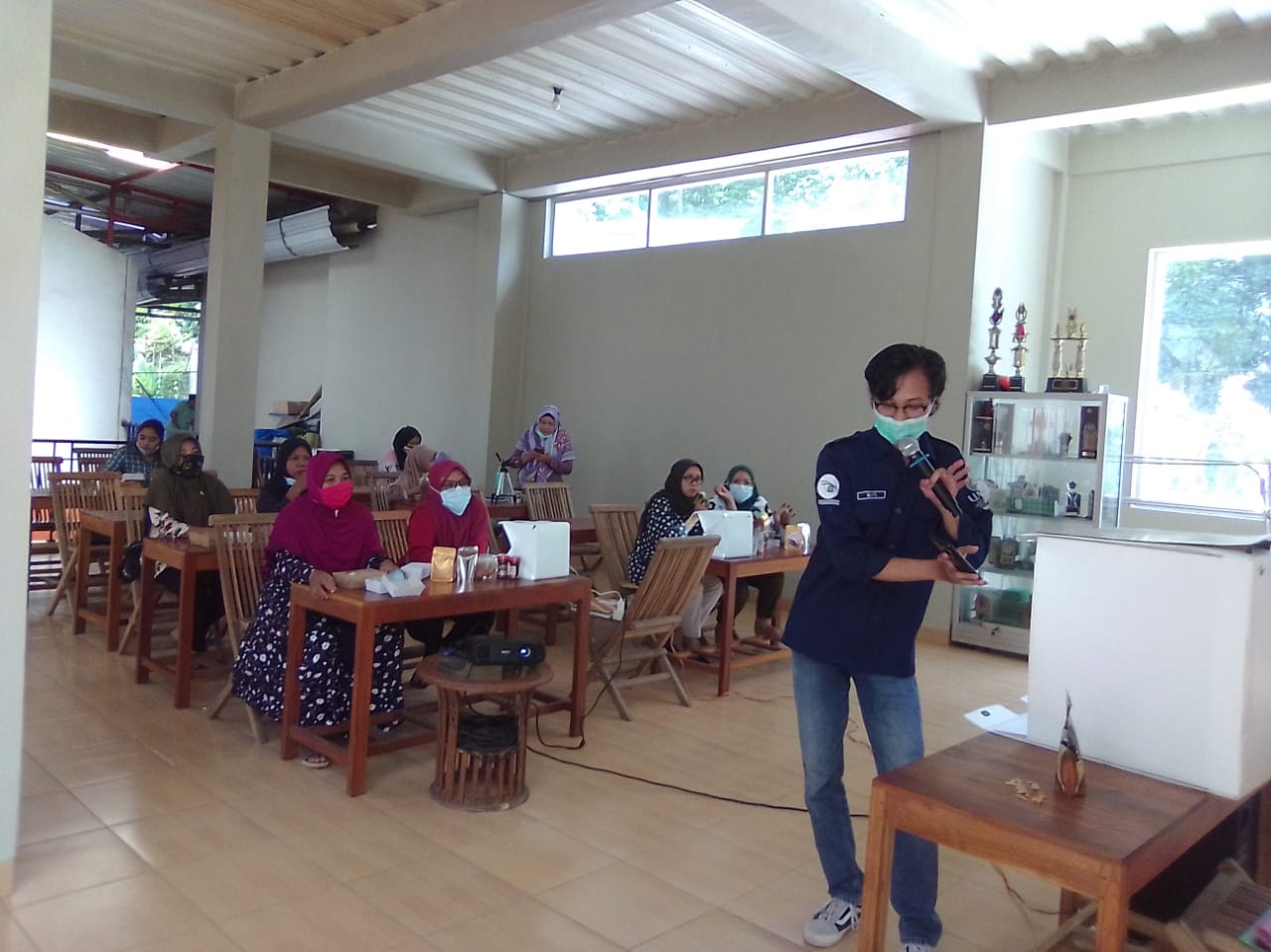 Anggota UMKM penggung belajar foto produk