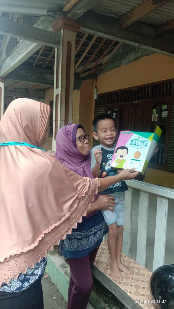 Kader Posyandu Pandu Salurkan Bantuan PMT