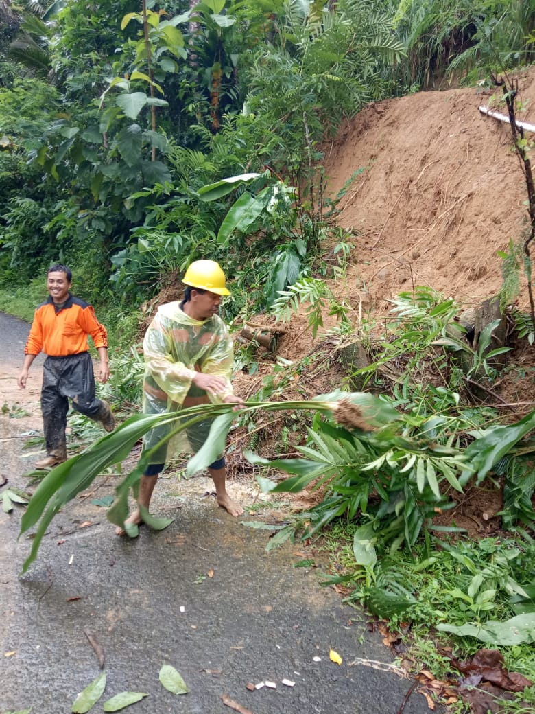 Tanah Longsor Mengakibatkan Jalan Kokap-Kalirejo Sempat Terputus