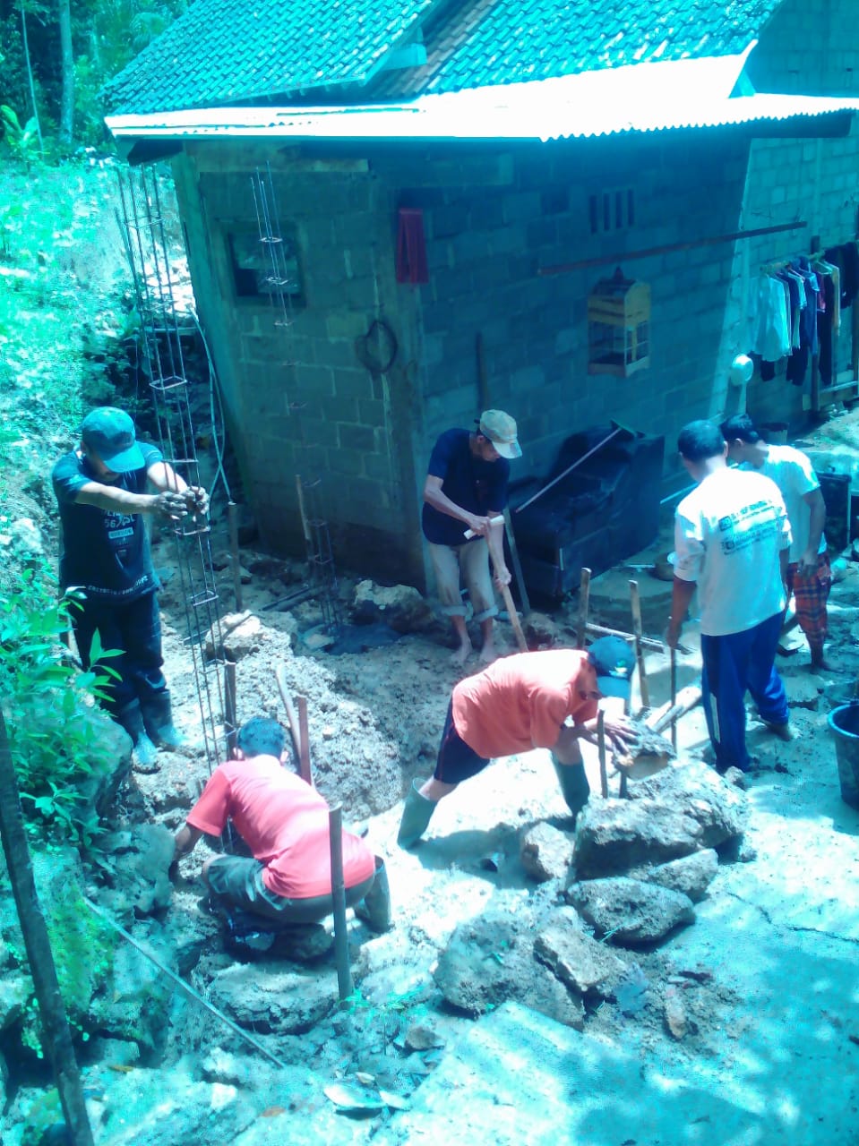 Jamaah Masjid Nurul Hasan Kerjabakti Membuat Tempat Penyimpanan Genset