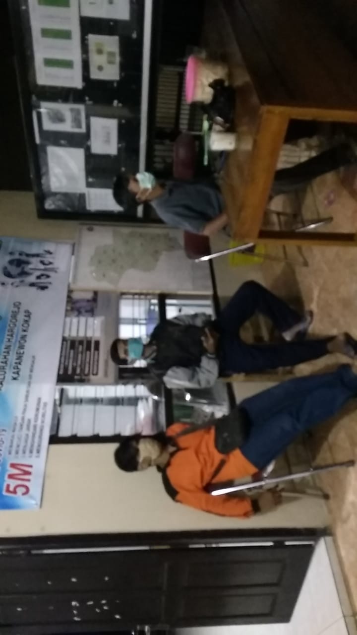 Semangat Jaga Posko PPKM Skala Mikro Hargorejo sampai Malam