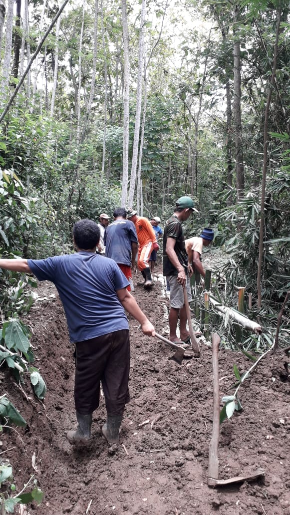 Warga RT 51 Padukuhan Sangkrek Bekerja Bakti