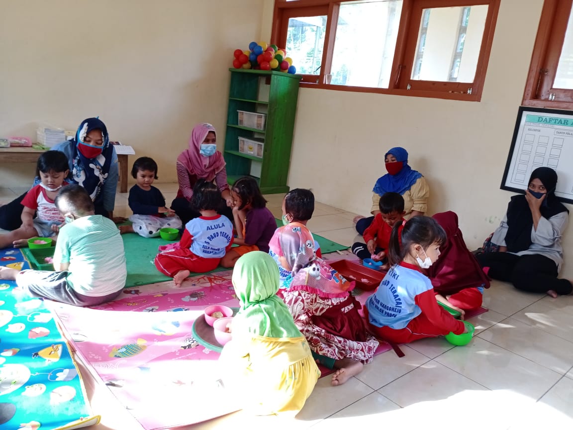 Pos Paud Teratai lakukan Luring